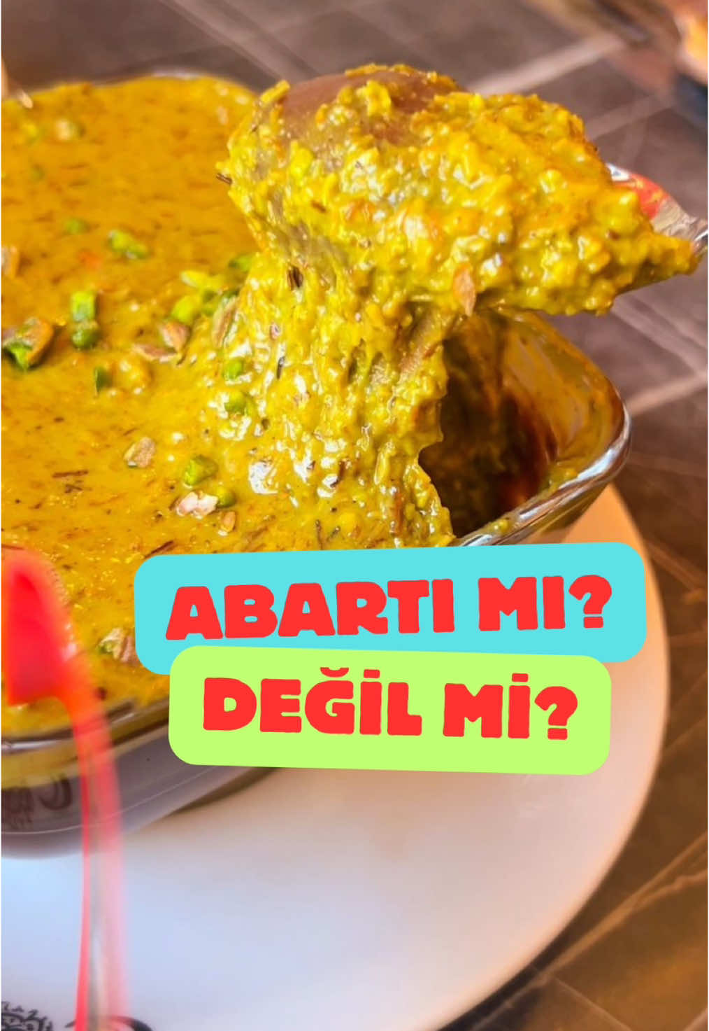 Çok istediniz test ediyoruz: Hafız Mustafa’nın Dubai tatlısı abartı mı? Görsel olarak efsane, porsiyonlar büyük ama lezzet gerçekten söylendiği kadar mı? Dubai gecesi ve Dubai Zamanı söyledik. İki tatlı da birbirinin aynısı, biri çikolatalı biri sade muhallebili. Antep fıstığı bol, kadayıfla beraber çıtır çıtır dokusu var. Hem kıvamı iyi hem tat olarak lezzetli hem de porsiyon büyük ama fiyatlar mutsuz ediyor. 🔴 Abartı Skoru: 10 üzerinden 2.5 Fiyattan dolayı 2.5 puan kırıyoruz ve “neredeyse abartı değil” diyoruz. Peki siz denediniz mi? Yorumlara yazın: Size göre abartı mı, değil mi? — #hafızmustafa #dubaitatlısı #tatlıtesti #abartımı #mekaninceleme #lezzetdeneyimi #tatlısevenler #istanbulyemekleri #şerbetlitatlı #foodtiktoktr