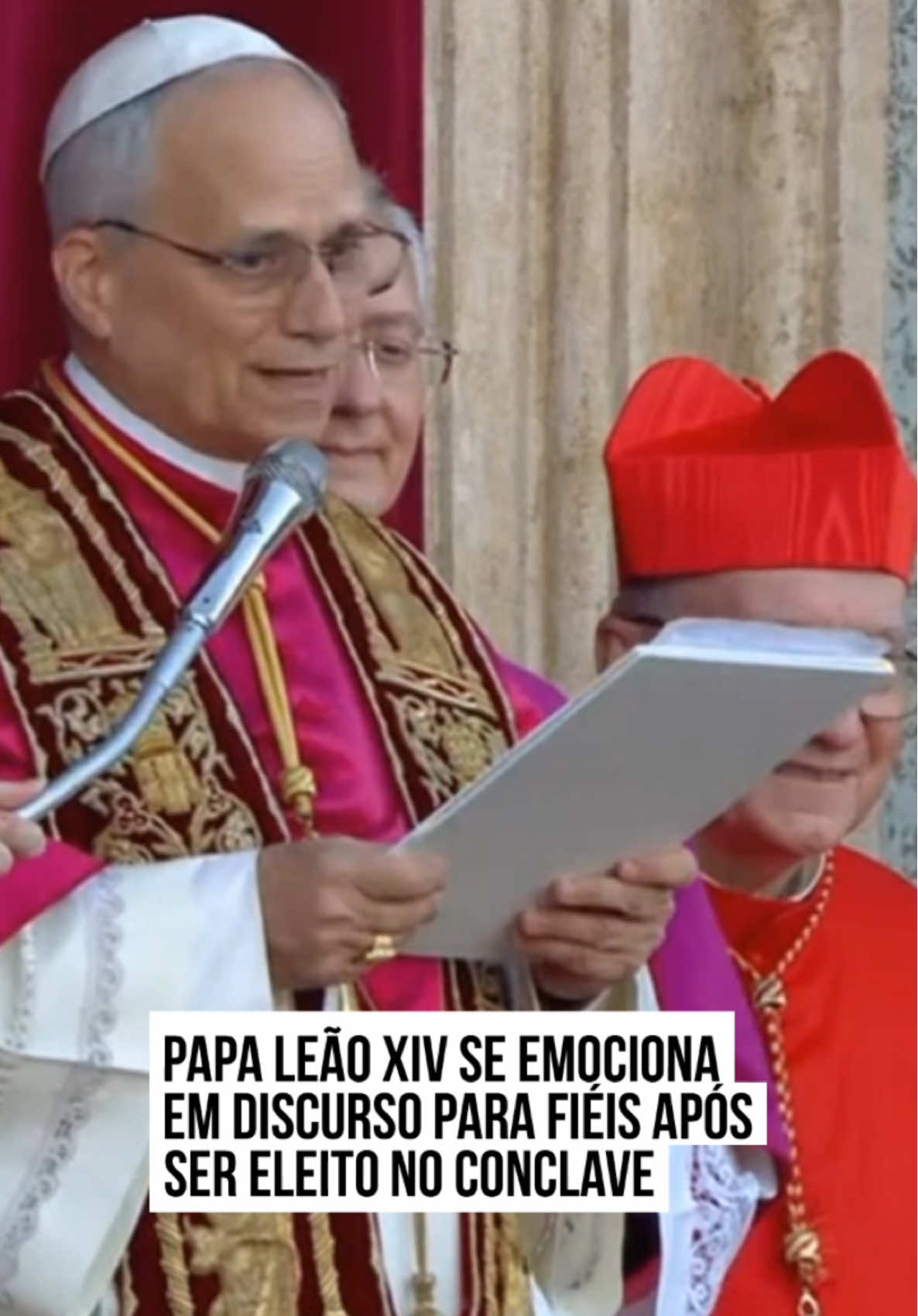 O #papa Leão XIV, eleito no conclave, discursou para fiéis na tarde desta quinta-feira (8/5) para fiéis que estavam na Praça de São Pedro, no #Vaticano. O novo pontífice foi recebido com chuva de aplausos e se emocionou durante a fala. O colégio de cardeais elegeu o cardeal Robert Prevost, dos Estados Unidos, como próximo líder da Igreja Católica. O sucessor de Francisco tem 69 anos e será o 267° pontífice no cargo. Ele é o primeiro pontífice norte-americano e escolheu o nome de Leão XIV. #TikTokNotícias