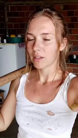 Sou da roça, 100% natural… mas parece que só curtem quem é montada de maquiagem e silicone. Curte aí só pra mostrar que mulher de verdade ainda tem valor 🙏🌾 #fyp #foryoupage #ai #ia #engraçado #funny 