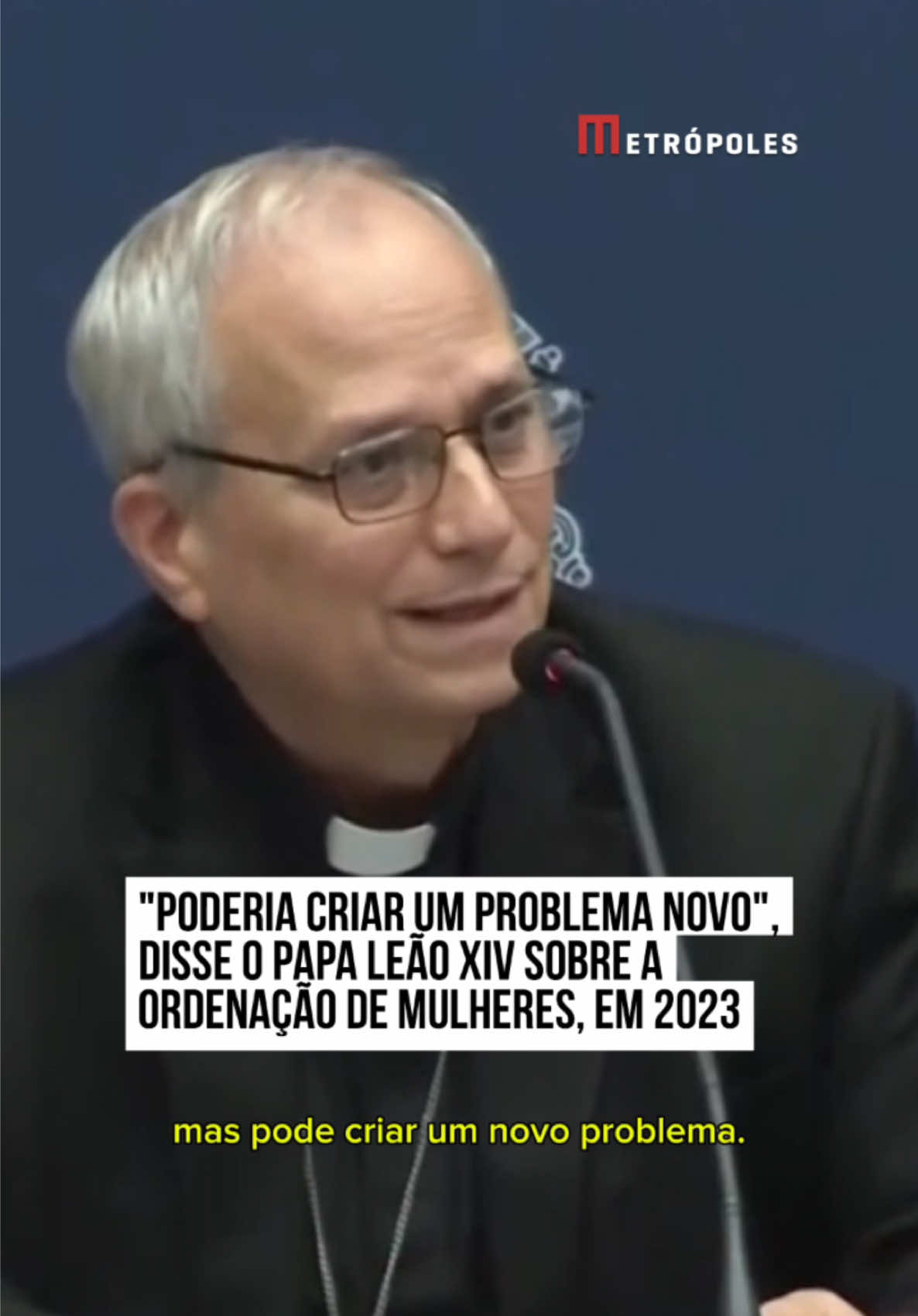 O recém-eleito #papa #LeãoXIV declarou, em 2023, que a ordenação de #mulheres no #clero “não necessariamente resolveria um problema, mas poderia criar um problema novo”. A escolha do novo pontífice foi anunciada pelo #Vaticano na tarde desta quinta-feira (8/5). “Ordenar mulheres – e algumas mulheres me disseram isso, interessantemente – não necessariamente resolveria o problema, mas poderia criar um problema novo. E, talvez, nós precisemos olhar por um novo entendimento, ou um entendimento diferente, sobre liderança, poder, autoridade, serviço, acima de tudo, na Igreja. E as diferentes perspectivas que podem ser trazidas para a vida na Igreja por mulheres e homens”, declarou o então cardeal Robert Francis Prevost.  A fala foi realizada durante coletiva de imprensa do Sínodo sobre a Sinodalidade de 2023, processo promovido pelo papa Francisco, com o intuito de “repensar e revitalizar o papel da Igreja Católica no mundo contemporâneo”, segundo a Conferência Nacional dos Bispos do Brasil.  #TikTokNotícias 🎥 Reprodução