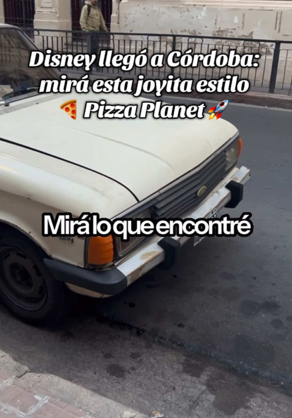 No es Toy Story… pero casi. Me crucé esta Ford con toda la onda de Pizza Planet. Solo en Argentina pasan estas cosas  #paratiiiiiiiiiiiiiiiiiiiiiiiiiiiiiii #argentina #disney #travel 