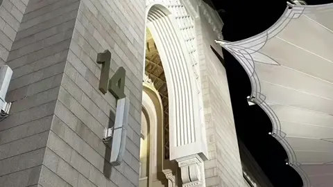 ﴿إِنَّ اللَّهَ وَمَلائِكَتَهُ يُصَلّونَ عَلَى النَّبِيِّ يا أَيُّهَا الَّذينَ آمَنوا صَلّوا عَلَيهِ وَسَلِّموا تَسليمًا﴾  #احمد_بن_طالب #سورة_الأحزاب #تلاوة_خاشعة #madina #islam 