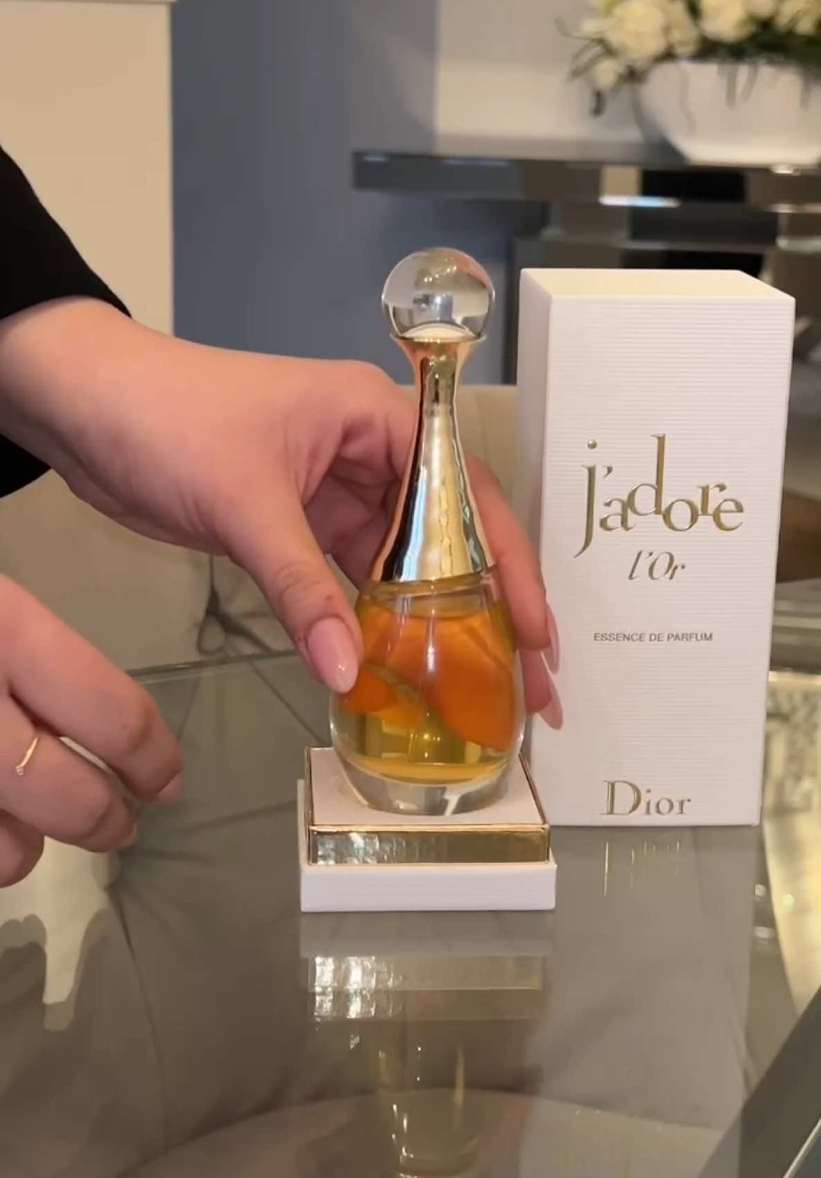 This isn’t just J’adore, it’s J’ADORE L’OR. Rich, radiant, and deeply sensual, an olfactory gold. Are you ready to glow? Top Notes: Jasmine Grandiflorum, Centifolia Rose Heart Notes: Magnolia, Tuberose Base Notes: Vanilla, Tonka Bean, Labdanum, Amber #Dior #JadoreLOr #LuxuryPerfume #FragranceTok #PerfumeCollection #EssenceDeParfum #ScentOfTheDay #PerfumeTok #GoldenGlow #FragranceReview #fyp #viral #gift#mothersday#mothersdaygiftideas 
