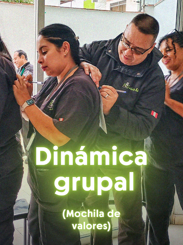 Nos colocamos hojas en la espalda y dejamos que hablen los valores. Lo que comenzó como una dinámica divertida terminó siendo un recordatorio de lo valioso que es cada uno en el equipo ❤️‍🔥 #socioemocional #fypp #dinamicas #administracioninmobiliaria #para ti #contenido #administraciondecondominios #psicologiatiktok #dinamicasdivertidas 