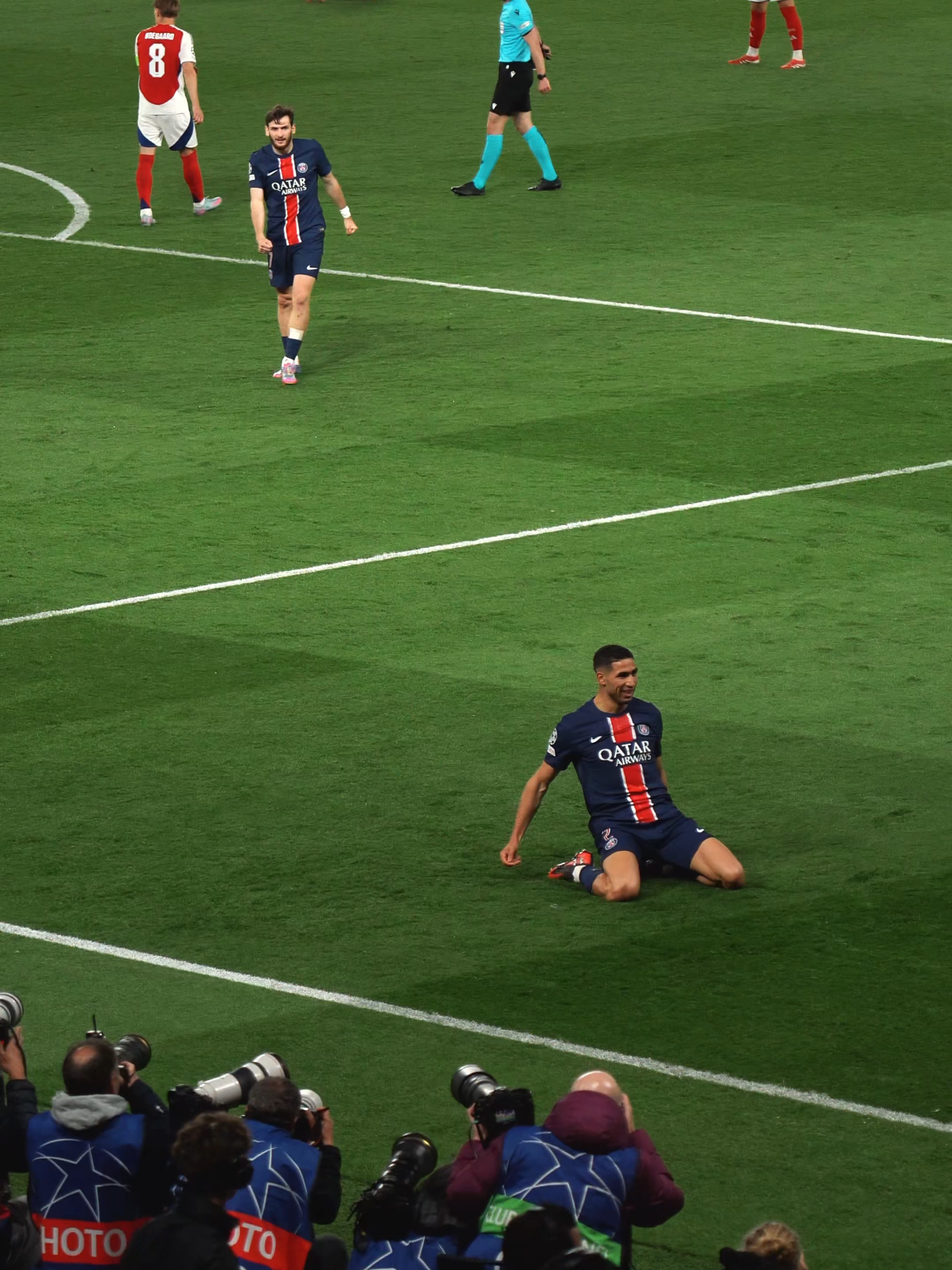 From the stands: Hakimi lights up the night. 🤩 #hakimi #ucl #uclfinal