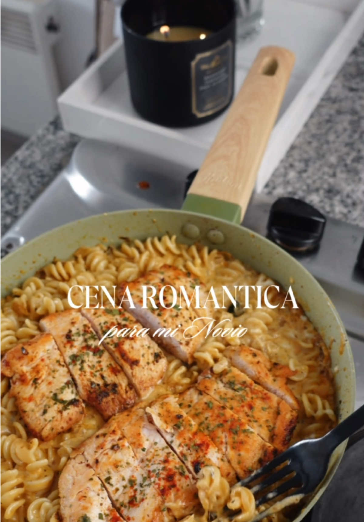 Cena Romántica para mi novio🤍🍽️ Esta es una de mis recetas favoritas que no falla, ya que es súper fácil, rápida, lleva pocos ingredientes y es RIQUISIMA!!!  Ingredientes: - 1 Pechuga de Pollo - 100gr de Pasta Tirabuzón - 1 Taza de Crema de leche  - 1/2 de Queso parmesano en Hebras Condimentos: - 1 cdita de Sal - 1 cdita de Pimentón dulce  - 1 cdita de Provenzal _________________________ #pastaalfredo #cenaromantica #recetas #recetasfaciles #pastaalfredoconpollo #recetasconpasta #datenight #dateideas #cookingnight 