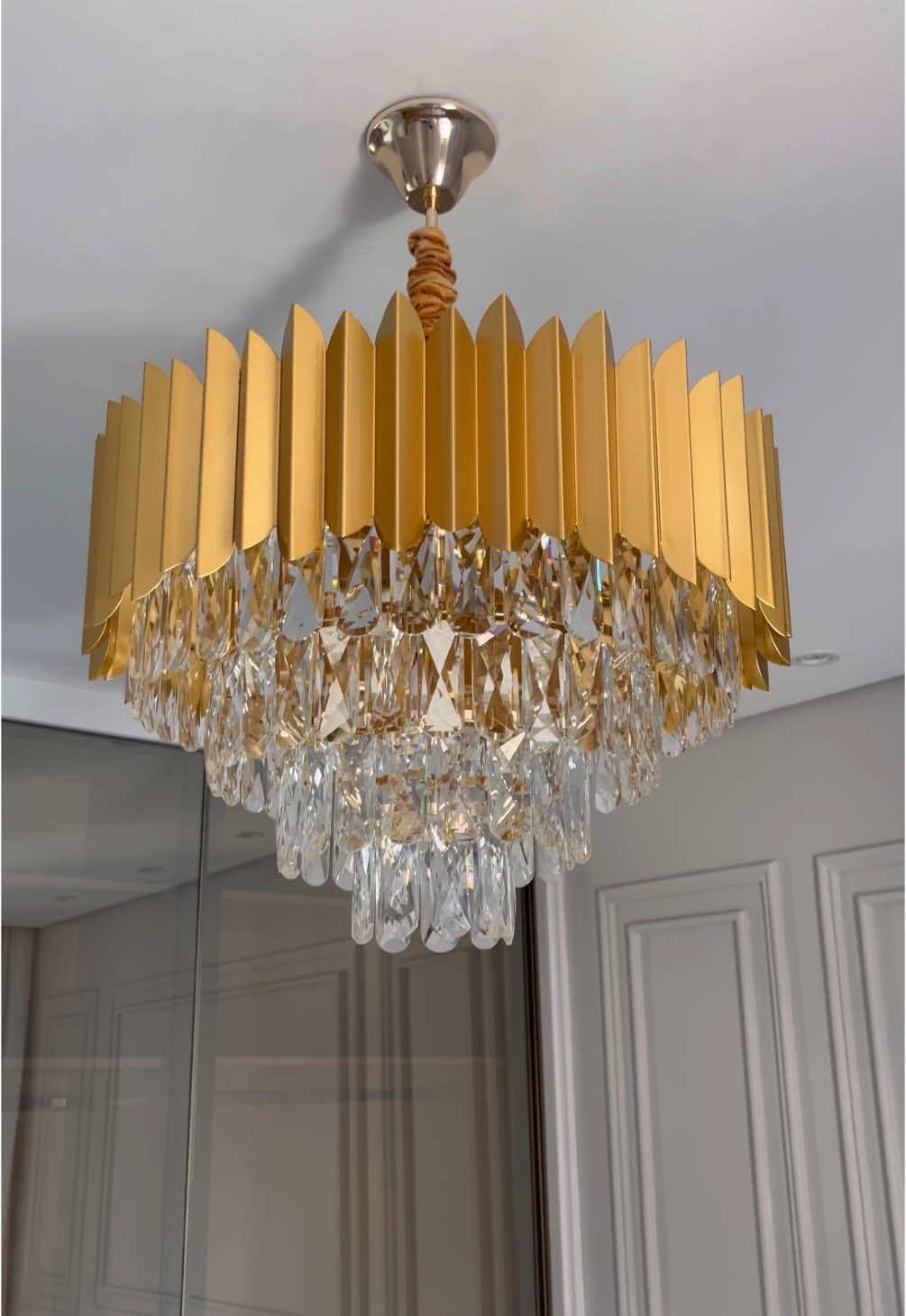 Comenta LUSTRE que te mando o link! ✨💡 #lustre #quarto #casal #decoration #homedecor #couple #boiserie #bedroom #suite 