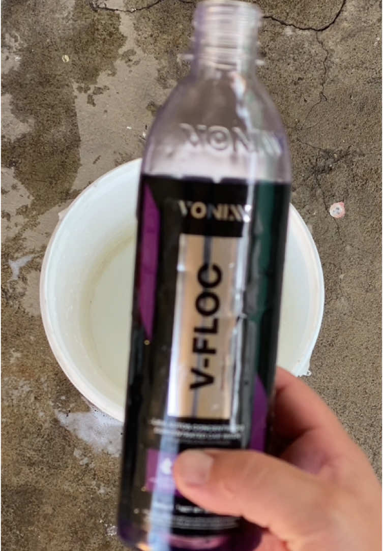 V-Floc é o lava autos concentrado da Vonixx 🧼🧼🧼 . . ✅rende muito ✅ph neutro ✅diluição 1:400 ✅maior lubrificação na hora da esfregação  . . Você encontra no www.Vonixx.com.br . . #vonixx #limpeza #shampooautomotivo #cardetail #detalhamentoautomotivo #