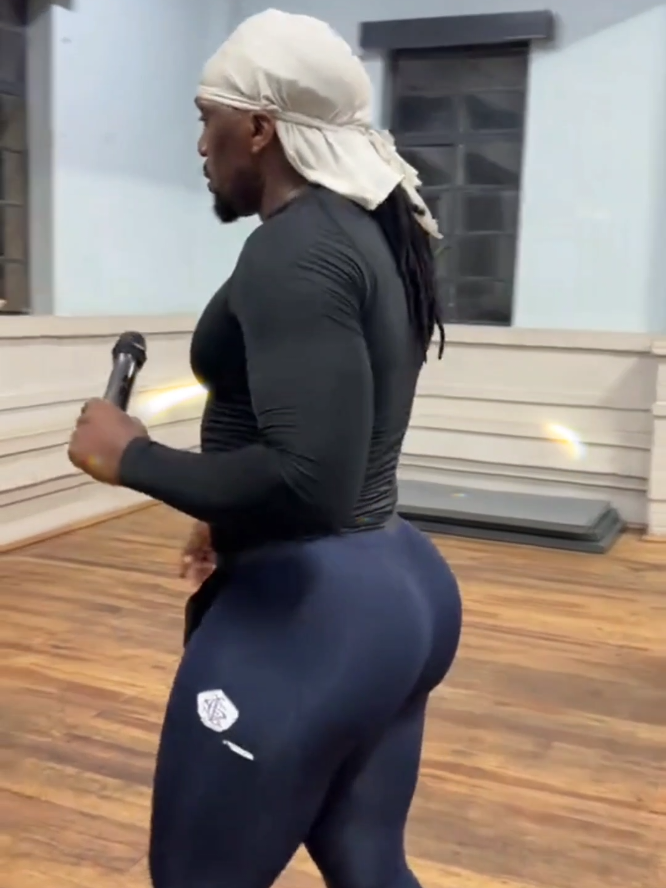 king of Squat 👑  #kingofsquat #glutesgrowth #glutesworkout #glutes #Fitness #fitnessmotivation #danca #exerciciosemcasa #exerciciosparaemagrecer #squats #agachamento #atividadefisica #southafrica #viralvideos 