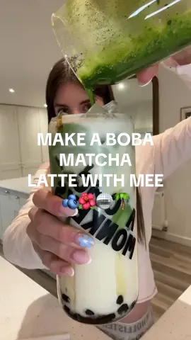 🎀MAKE A BOBA MATCHA LATTE WITH MEE🧋 #trend #latte #boba #matcha #bubbletea #tutorial #funny #relatable #teengirl #foryou #viral 