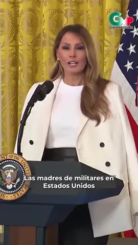 “Están llenas de historias de sacrificio, determinación y sanación”: Melania Trump rinde homenaje a madres militares en emotivo discurso Durante un acto conmemorativo en honor al Día de las Madres, Melania Trump reconoció el papel de las madres militares en Estados Unidos, destacando su fortaleza y compromiso. “Sus vidas están llenas de historias de sacrificio personal, determinación y sanación”, afirmó la exprimera dama, quien pidió valorar el esfuerzo silencioso de estas mujeres que, además de servir a su país, son el pilar de sus familias
