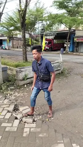 makan bakso imboh Dewe dg harga 15 ribu...murah banget gaes...Ojo lali mampir NK bakso imboh Dewe dengan alamat panggul depan gedung serbaguna panggul pujasera randuwok... terimakasih....