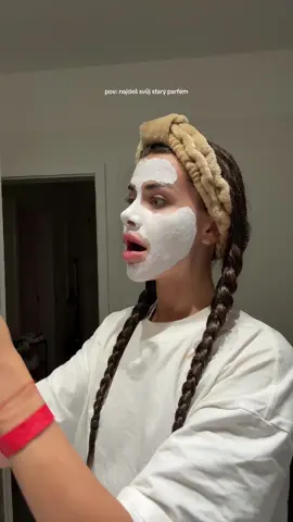 nostalgie me jednou ukonci mimochodem, celou kolekci @Makeup Revolution x ALAGIA (včetně téhle užasné čelenky) najdete v ROSSMANU 🩷 #alagiaxrevolution #domialagia 