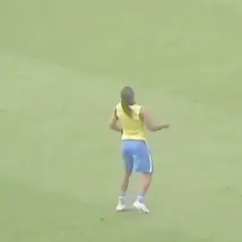 Ronaldinho freestyle🇧🇷 #fyp #fypシ #ronaldinho #ronaldinhogaucho #skills #footballtiktok #