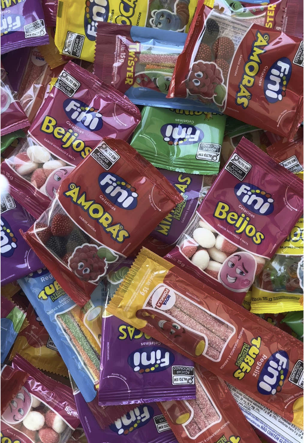 Na Mimos de Fitas você encontra as melhores lembranças personalizadas!! Kit fini com 7 pacotinhos de bala numa embalagem personalizada por apenas 22,90 à unidade. #lembrancinhasdeaniversário 
