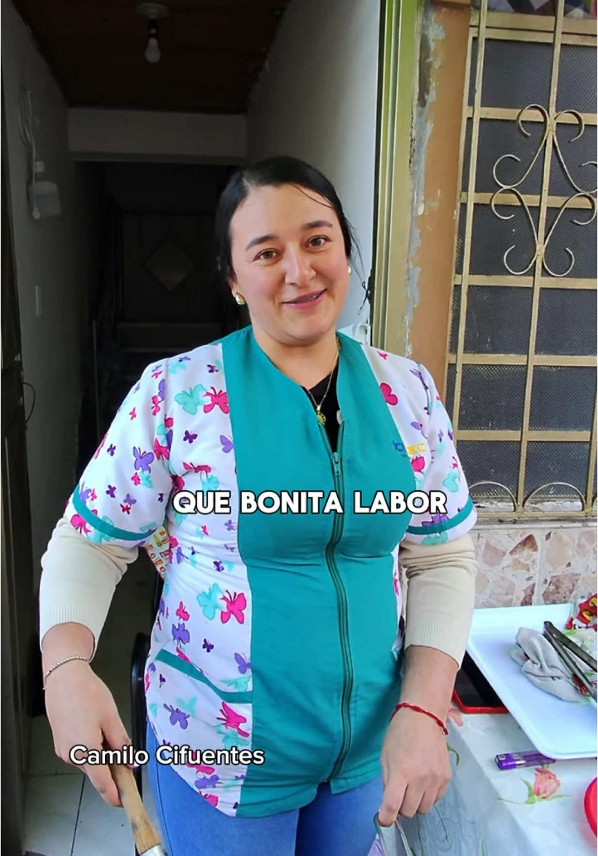 Repartiendo empanadas a las personas en la calle, se encuentra ubicada en Calle 12a 26 - 44 barrio el bosque, y la mamá en la Carrera 12 calle 52  villa hermosa. #parati #foryou #videoviral 