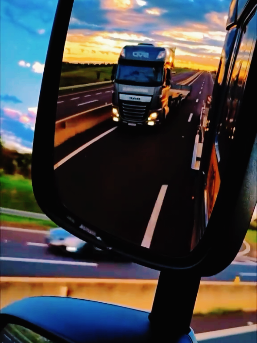 🙏🏻🙏🏻🚛 #nascerdosol #estrada #daf #caminhoneiro #modao #paixaoporcaminhão #editscaminhao #caminhaotop 