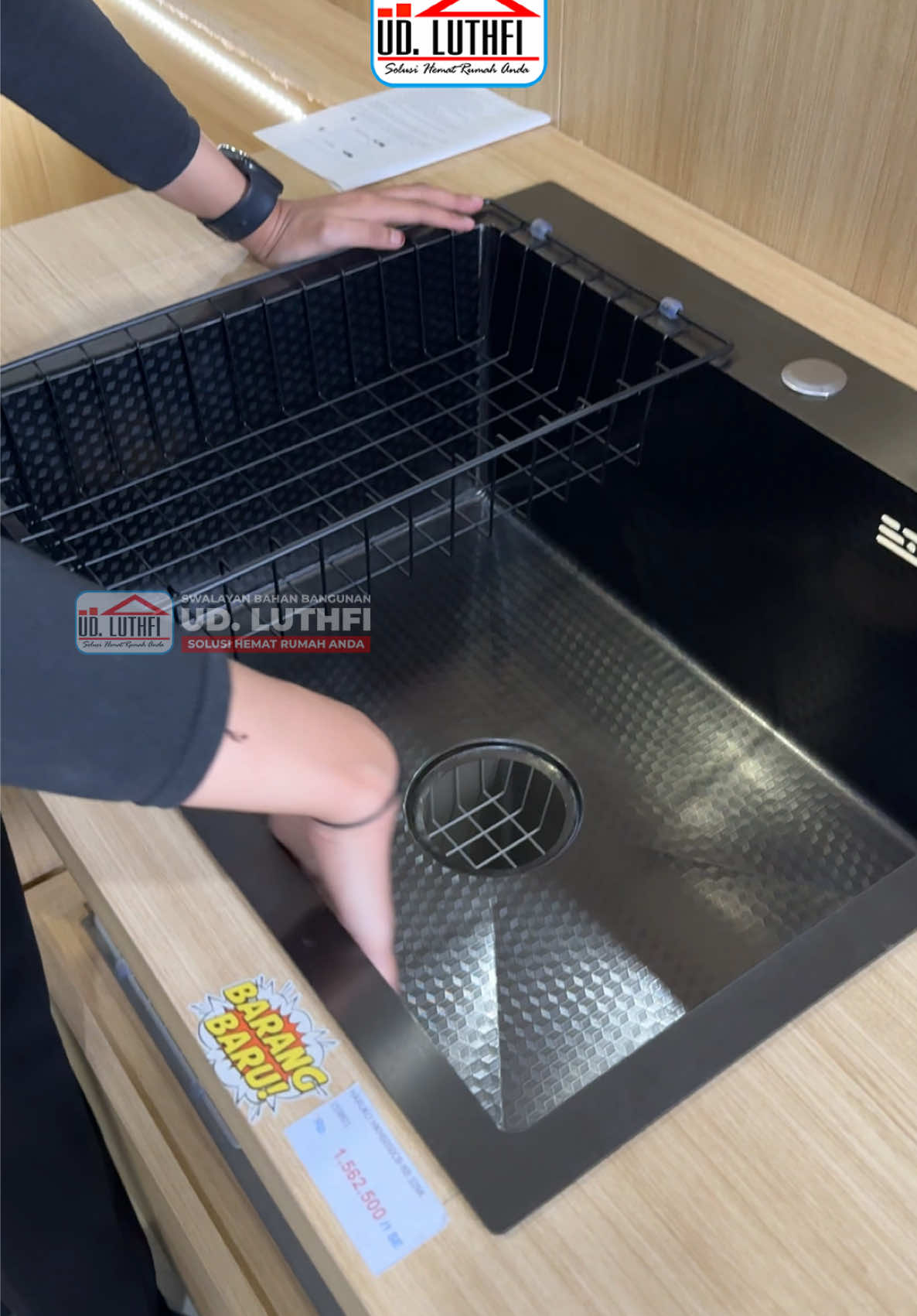 Bak cuci piring 1 lubang HARUKO 1jtaan ada bisa di order langsung di @UD LUTHFI OFFICIAL  Order online hubungi 0812 2633 332 #bakcucipiring #bakcucipiringstainless #bakcucipiringairterjun #bakcucipiringpremium #bakcucipiringhitam #wastafelcucipiring #wastafelcucipiringsultan #wastafelcucipiringaluminium  #bahanbangunanterlengkap #bahanbangunantermurah #tokokeramik #tokokeramikjawatengah #tokokeramikjepara