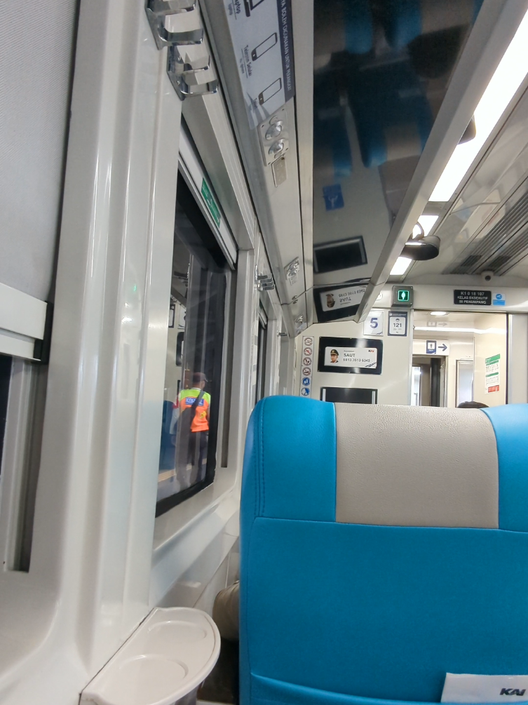kereta api argo wilis persiapan diberangkatkan distasiun SURABAYA GUBENG dan akan berakhir di stasiun BANDUNG