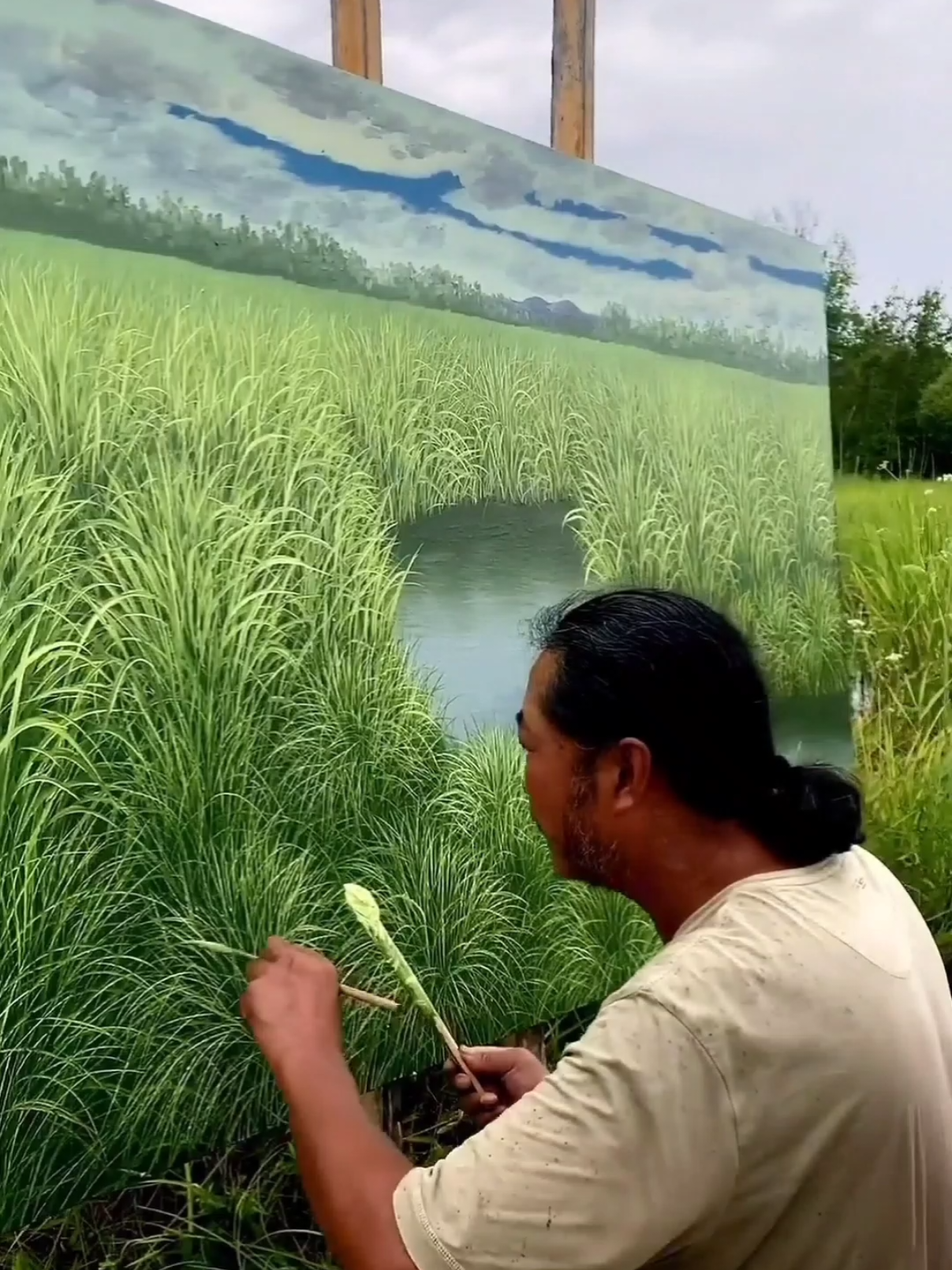 Xiao Jingzhi, a contemporary Chinese painter known for his plein air technique, captures serene, hyper-realistic landscapes with unique methods for painting grass & leaves. Watch Xiao bring nature to life with soothing, seamless brushstrokes that feel like visual poetry. Artist 999208440 (Döuyin) #hyperrealistic #realisticpainting #realisticart #landscape 