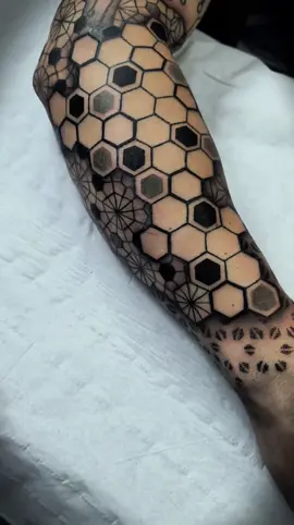 Hình học lục giác cho em khách - xăm vầy khoẻ re #geometrictattoo #mandalatattoo 