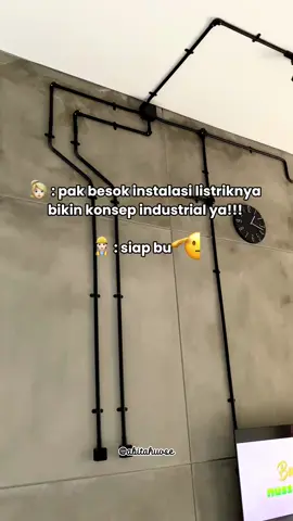Salah satu elemen penting ketika mau bikin rumah dengan konsep industrial adalah menyiapkan instalasi listrik dengan menggunakan pipa conduit hitam yg di taruh diluar dinding agar kesan industrialnya lebih dapet. #abitahouse #pipaconduit #instalasilistrik #rumahindustrial #rumahtumbuh 