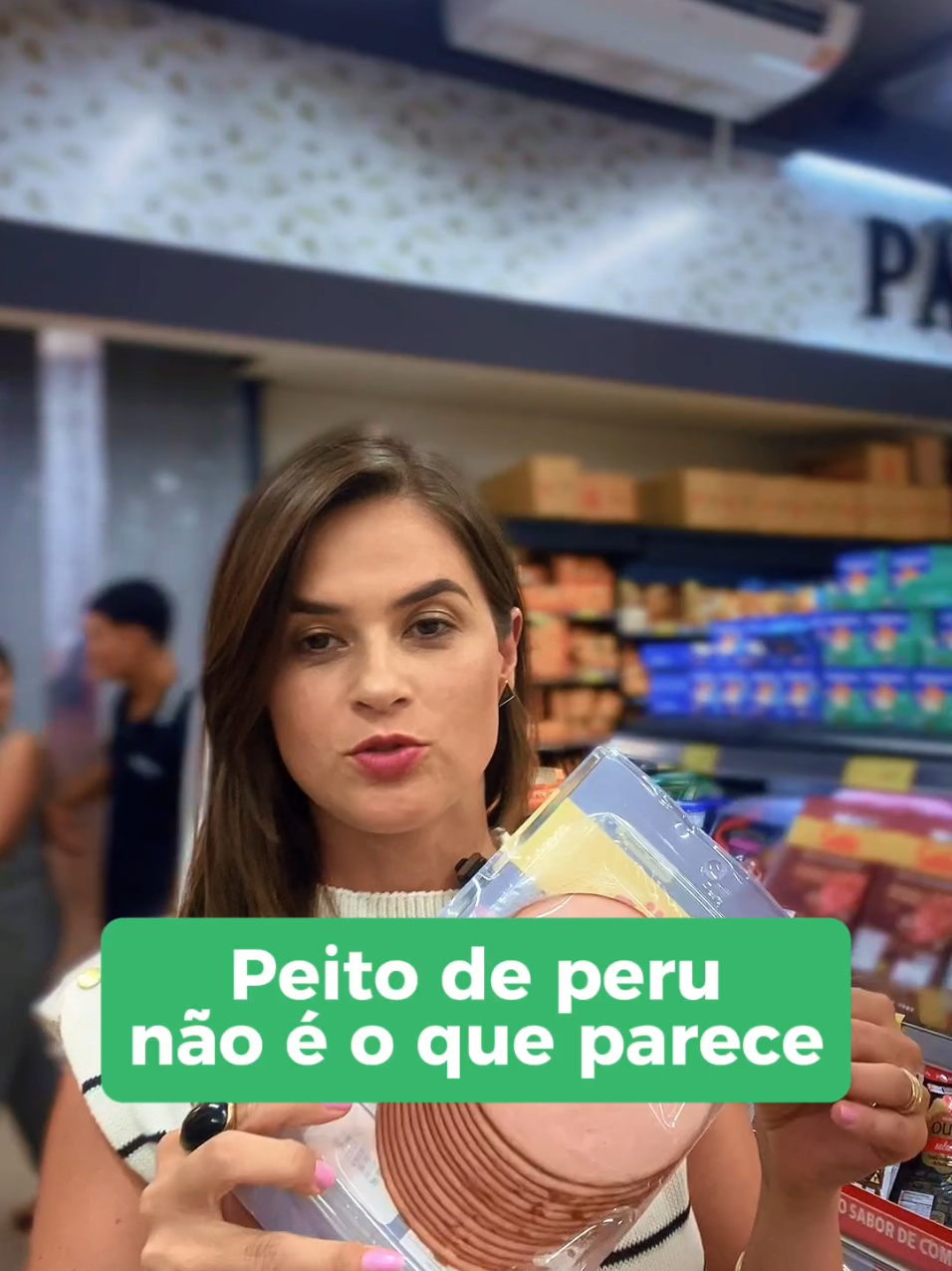Peito de peru parece magrinho e saudável, né? Mas a verdade é que ele é cheio de ingredientes que seu corpo nem reconhece: ❌ Sódio alto ❌ Conservantes ❌ Aditivos químicos ❌ Zero saciedade real Você paga caro pra comer um alimento que pode até atrapalhar seu emagrecimento, causando inchaço, fome precoce e inflamação silenciosa. 💡 A boa notícia? Dá pra fazer trocas simples com muito mais resultado. No Magra Sem Peso, ensino minhas pacientes a lerem rótulo, fazer boas escolhas e montar pratos que nutrem de verdade — sem gastar mais, e com mais sabor. ✨ Me segue pra aprender nutrição prática, consciente e sem terrorismo. #proteinasaudavel #comidadeverdade #nutricaoparareais #emagrecersemculpa #nutricaoconectada #nutricionistareal #magrasesmpeso