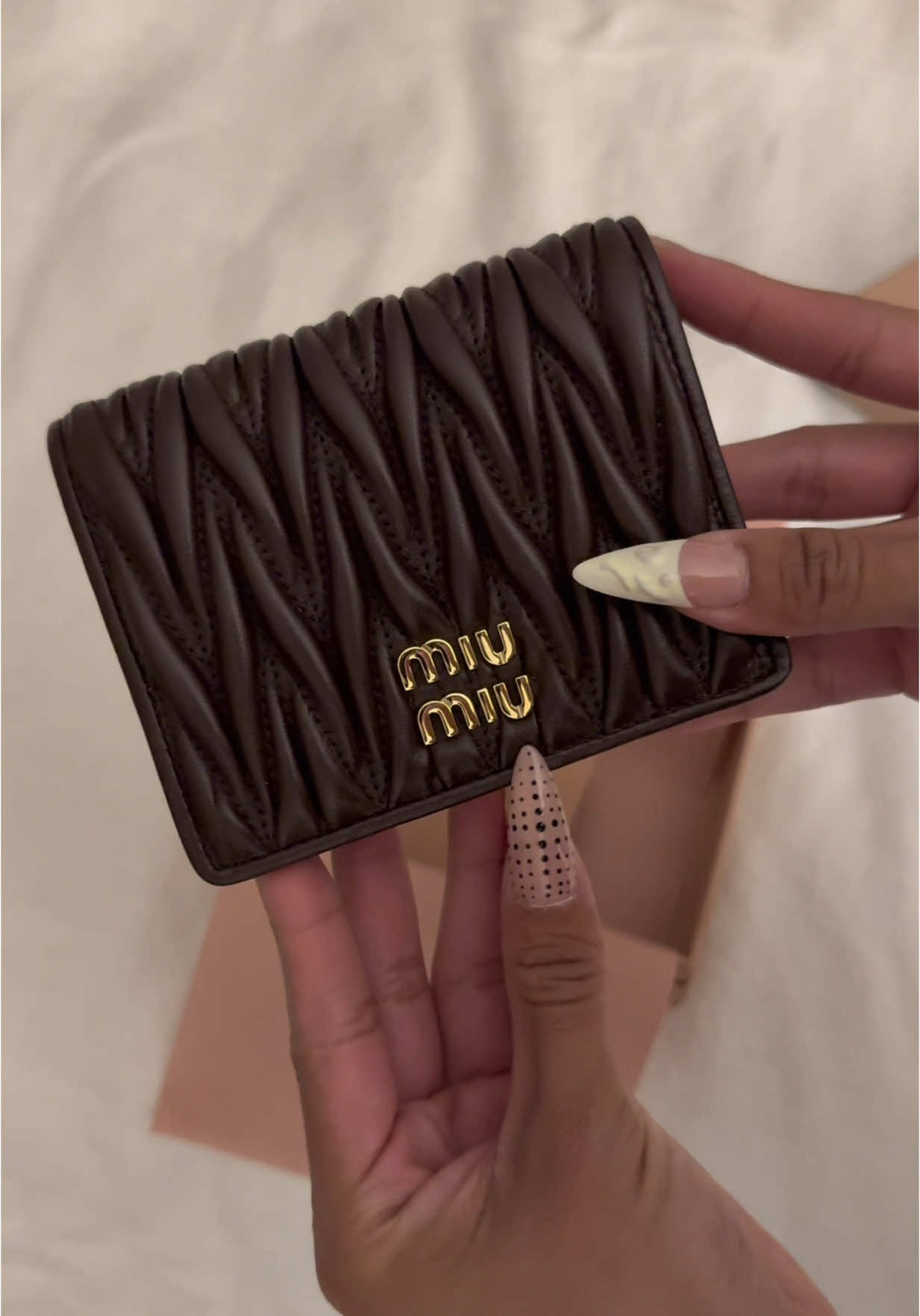 another wallet added to my collection and she’s a beauty 🤎 linked in my LTK! #miumiu #wallet #unboxing #haultok 