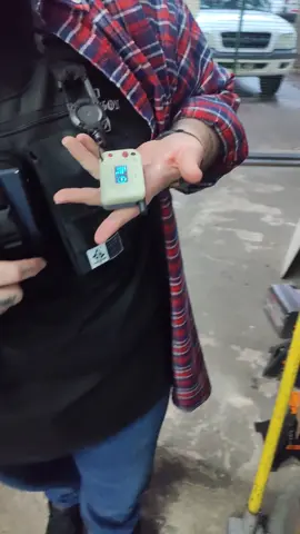 Meshtastic es un sistema de comunicación de código abierto que utiliza la tecnología LoRa para crear redes de radio de largo alcance y baja potencia, ideales para comunicaciones de emergencia, aventuras al aire libre y aplicaciones IoT. Esta tecnología permite la comunicación de datos a largas distancias con bajo consumo de energía, sin necesidad de internet o redes móviles.  #tecnologia #apocalipsis  @Lobo Blanco 