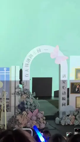 当你值得拥有天空时,不要像云一样安定下来。