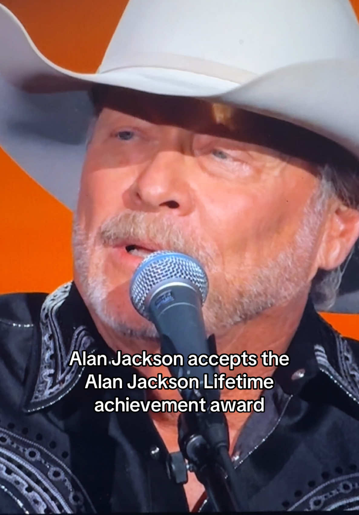 Alan Jackson accepts the Alan Jackson Lifetime Achivemnet Award at the 2025 ACM awards. #alanjackson #acmawards #countrymusic 