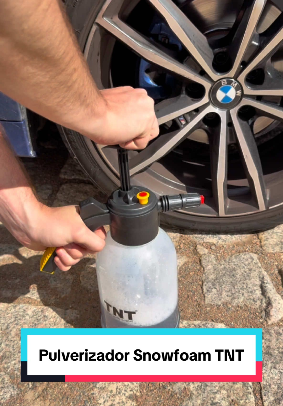 Produto: Pulverizador Manual 2 Litros Snowfoam Utilização: Lavagens Automotivas, Jardinagem e Limpeza Design: Cabo Antiderrapante Pulverizador 3 em 1: Para Água, Químicos e Espumas. Características: *Compressão prévia *Válvula de Segurança com Controle Automático de Pressão *Bloqueio de gatilho para facilitar o uso em trabalhos prolongados *Material: Plástico Reforçado  *Cor: Branco *Pressão de Operação: 0,3 a 0,4 mpa *Capacidade do Reservatório: 2 Litros *Acompanha 2 Bicos *Manual *PRODUTO DE MARCA: TNT FERRAMENTAS #detailing #snowfoam #snowfoaming #esteticaautomotiva #BrilhaSemMedoEstácio #lavagemautomotiva #tiktokshop 