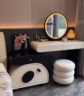 “Biến phòng ngủ thành studio makeup chỉ với một chiếc bàn” #bantrangdiem #banphan #bandecor #decorphong #decor #decoration #banlamviec #ban2in1 #foryoupage #furniture #xuhuong #noithat2025