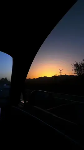 Mùa hè năm ấy, tôi vừa tròn mười bảy tuổi, cái tuổi chông chênh giữa trẻ con và người lớn. Cả nhóm bạn rủ nhau về quê ngoại chơi, một vùng đất ven sông rợp bóng cây và tràn đầy tiếng ve. Những ngày tháng ấy, chúng tôi sống trọn từng khoảnh khắc: sáng ra đồng bắt cào cào, trưa trốn nắng dưới tán cây bàng già, chiều ùa ra sông tắm mát, cười vang cả một góc trời. Tôi vẫn nhớ buổi tối hôm đó, cả nhóm trải chiếu nằm ngắm sao trên bờ đê. Giữa không gian yên tĩnh, cậu bạn thân – người mà tôi luôn coi là một phần tuổi thơ – bỗng khẽ nói: “Ước gì mùa hè này không bao giờ kết thúc.” Lúc ấy, tôi chỉ cười, nhưng sâu trong lòng chợt thấy tim đập nhanh hơn. Rồi mùa hè ấy cũng qua đi, để lại trong tôi những kỷ niệm không thể nào phai. Dù sau này mỗi người một ngả, mùa hè năm ấy vẫn mãi là một khoảng trời thanh xuân đẹp đẽ, nơi tình bạn, tình yêu đầu đời và những giấc mơ vụng dại cùng lớn lên. #sad #xh #trending #fyp #tamtrang #story #Caption 