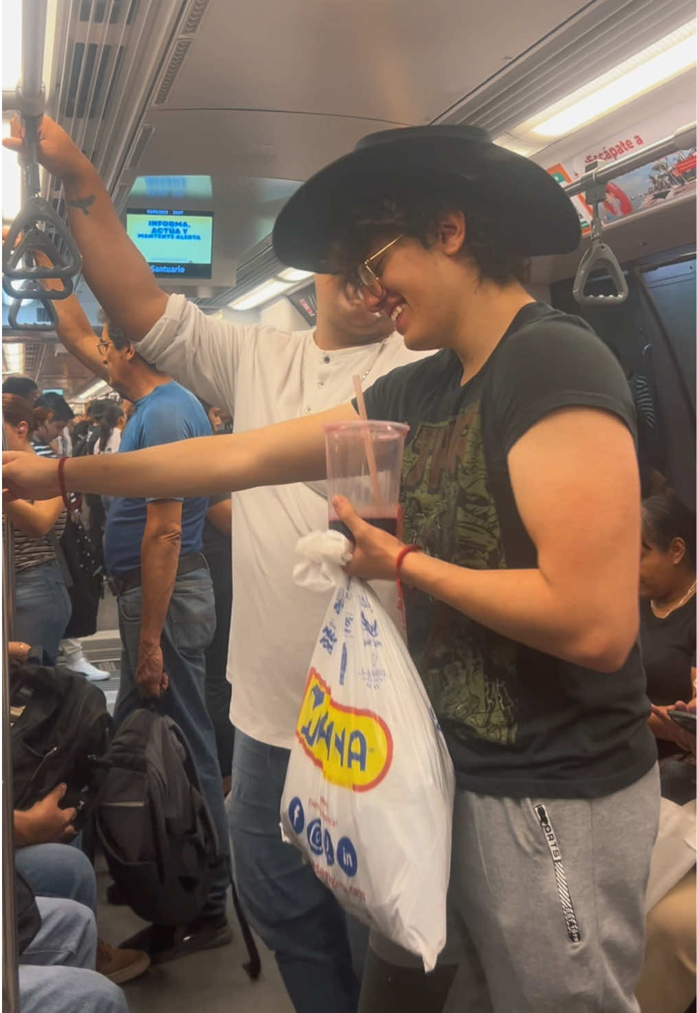 Comenta que cosas random puedes notar en el video 😍🤠 #sombrero #tren #enamorado #guadalajara #viraltiktok #xzycba #fypシ゚  