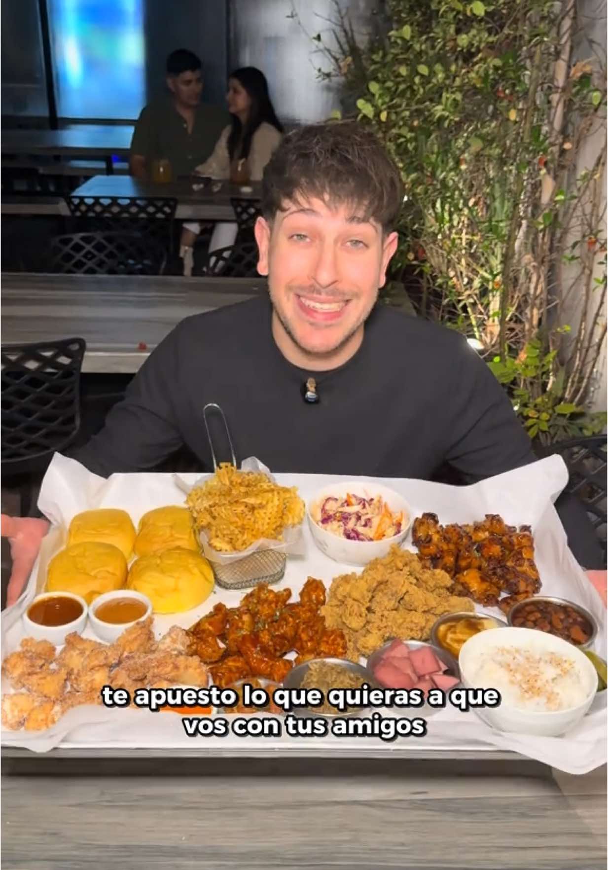 ‼️ EL MEJOR POLLO FRITO COREANO DE LA CIUDAD 📍 Dirección: Terrero 1525 - Villa General Mitre El Mega Kingdom ($82.000) de @kikiriki.oficial es la tabla de pollo frito coreano más bestial que vas a ver: 🔥 4 tipos de pollo épico (Crispy, Rojito picante, Soja asiática y Honey Butter) 🍟 + papas waffle 🥬 + 6 guarniciones coreanas 🥪 + panes para que armes tu sanguchito coreano como quieras 😳 Y viste las nuevas ribs con soja? Spoiler: eso merece otro reel Y al final: helado típico de Corea con leche escarchada, choco y Oreo. Posta, si esto no te da hambre… no sos humano.