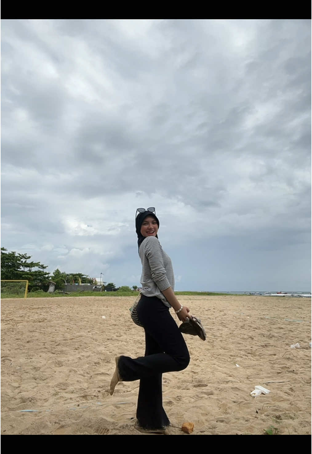 Judulnya fitcek nemein anak main bola di pantai