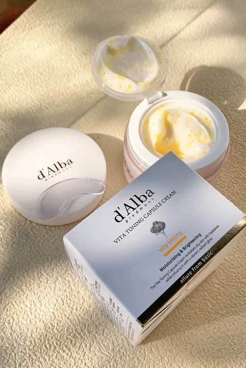 Phiên bản nâng cấp của kem dưỡng trắng và cấp ẩm nhà d’Alba. Mọi người xem video cho em xin một lời nhận xét. Em đang học hỏi để thành thợ quay ạ.^_^#ugccreator #ugcexample #dalba #ugcbythuong #ugccontentcreator 