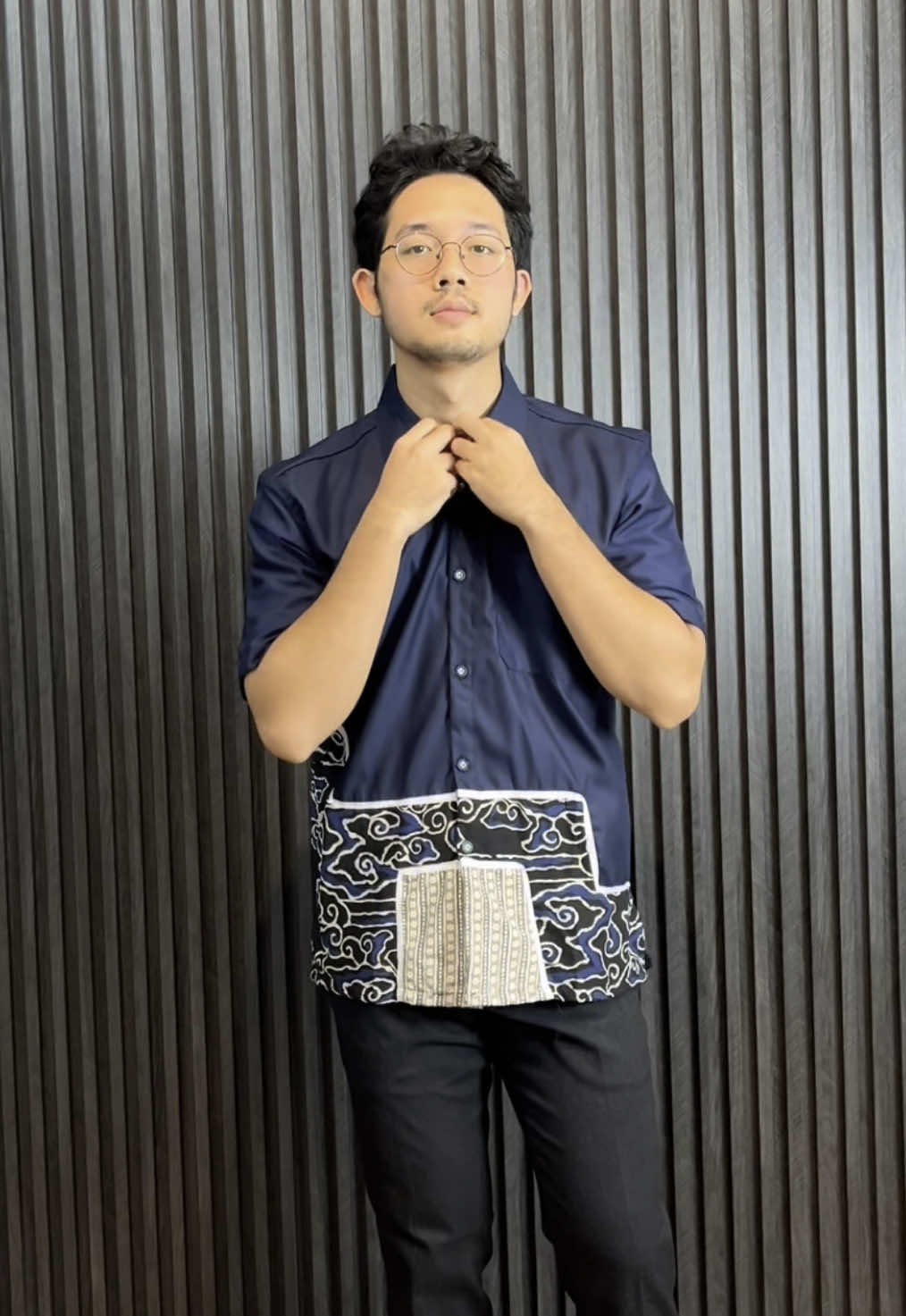 Rekomendasi outfit kemeja kantor dengan harga ramah di kantong🤑✨ #kiasanstore #outfitideas #dailylife #wibgajian #kemejabatik #promofashion #casualoutfits #bajukantor 