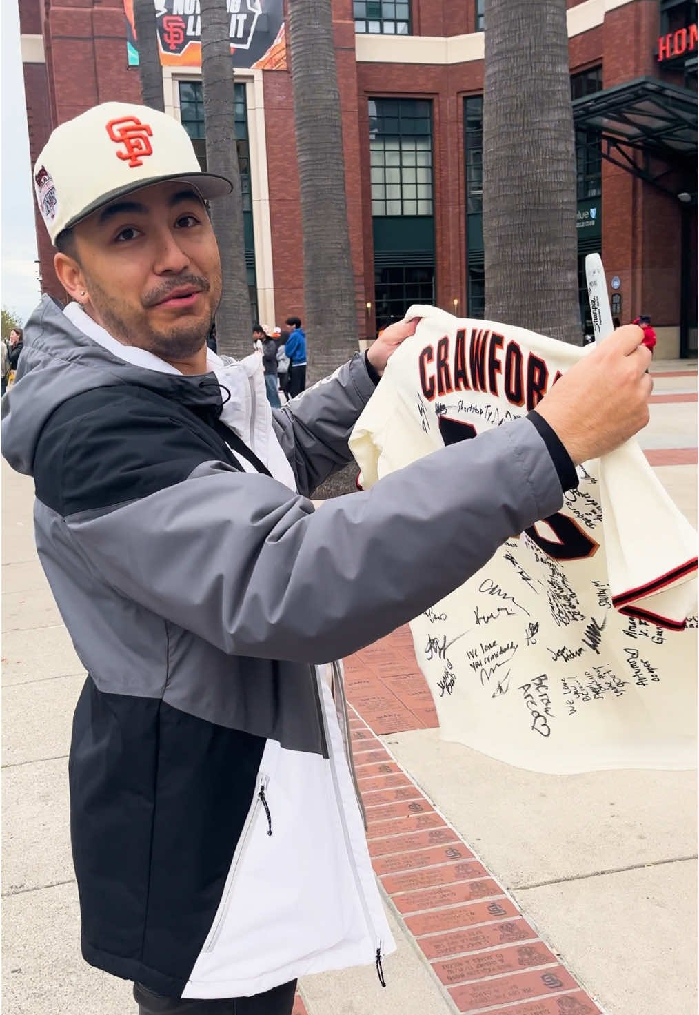 We couldn’t all shake his hand, so we signed our names instead ⚾️🧡 #baseball #MLB #sfgiants 
