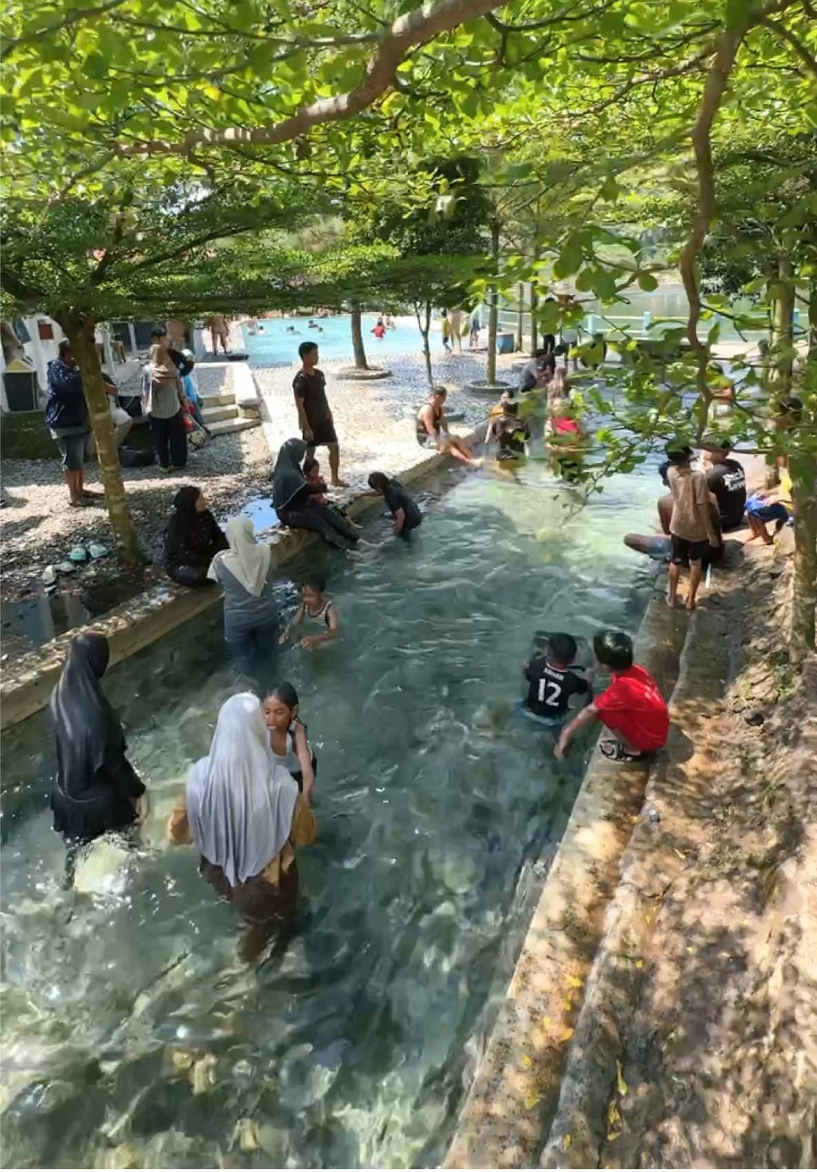 Nemu sungai yang jernih di Majalengka, cocok banget ajakin bocil main ke sini.  📍SITU CIRANCA Kec. Rajagaluh, Kabupaten Majalengka, Jawa Barat 45471 #fyp #jawabarat #family #liburan #kuliner #majalengka #kylafood 