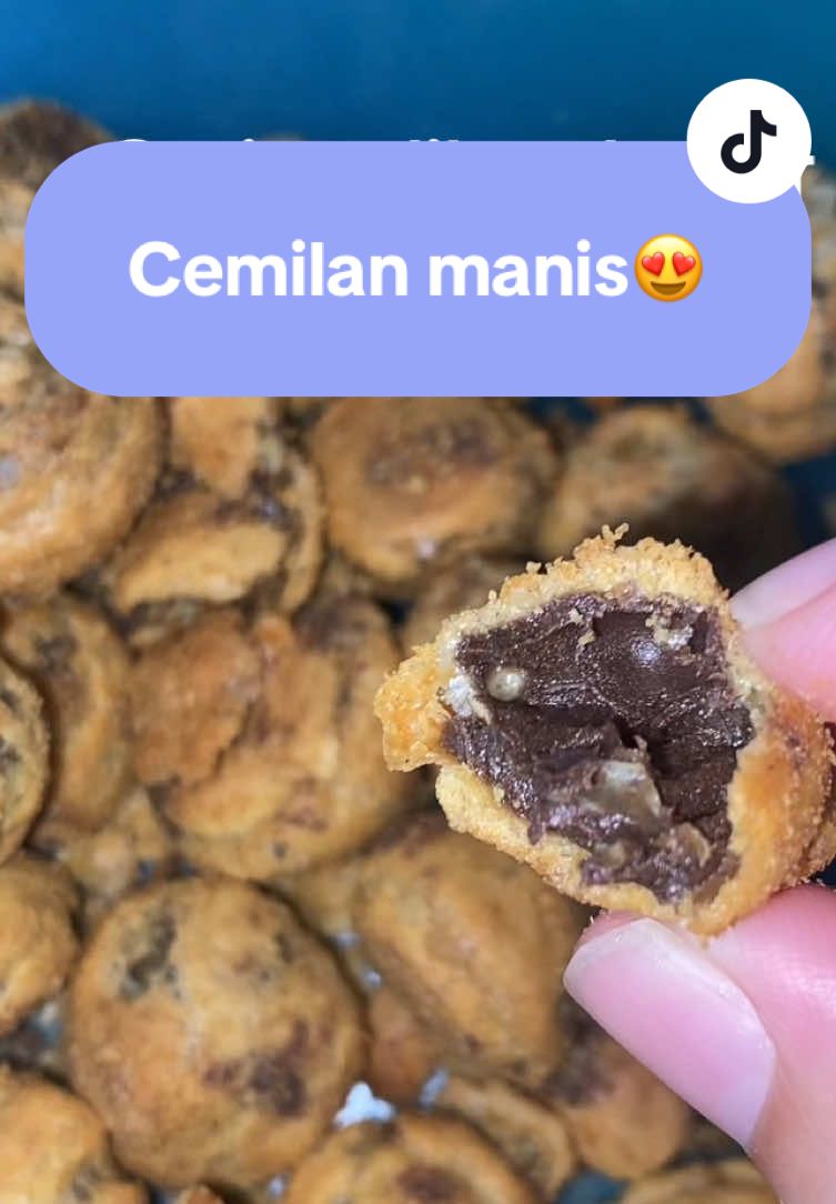 Buat yg suka manis ini pasti jadi fav sih😍 #cemilan #cemilanviral #kuesoescoklat #soescoklatlumer #fyp #ngiler 