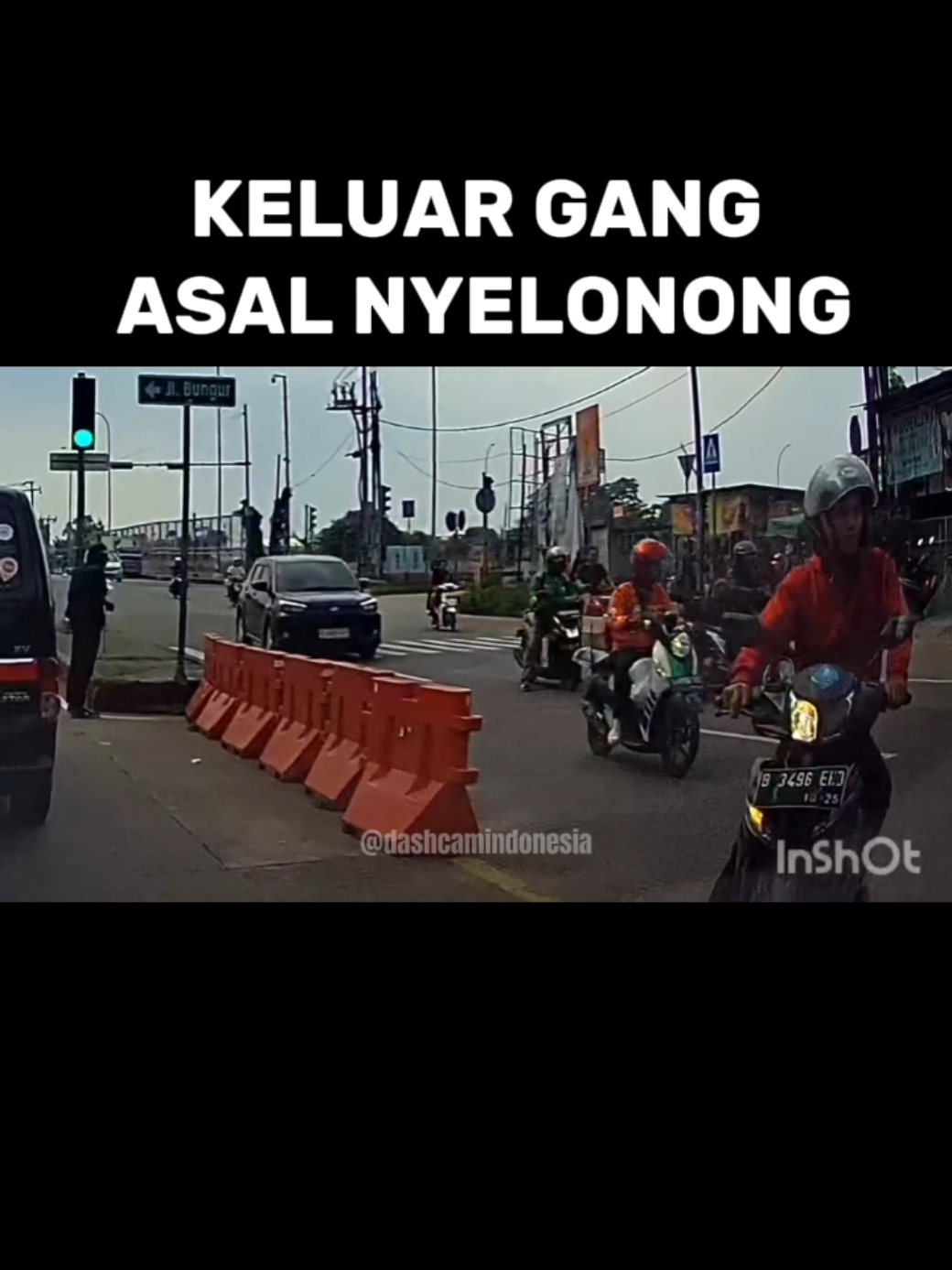 Pemotor keluar gang motong nyebrang jalan nyenggol motor lain #dashcam #dashcamindonesia #viraltiktok #edukasiberkendara #etikaberkendara 