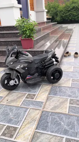Mô tô r1000 bình 6v và 1 động cơ có đèn có nhạc sdung chân ga có tiến có lùi cho bé từ 1-5 tuổi #lênxuhướng #moto #lênxuhướng #xuhuongtiktok #dochoichobe #lênxuhướng #xemaydien #lênxuhướng #xuhuongtiktok 