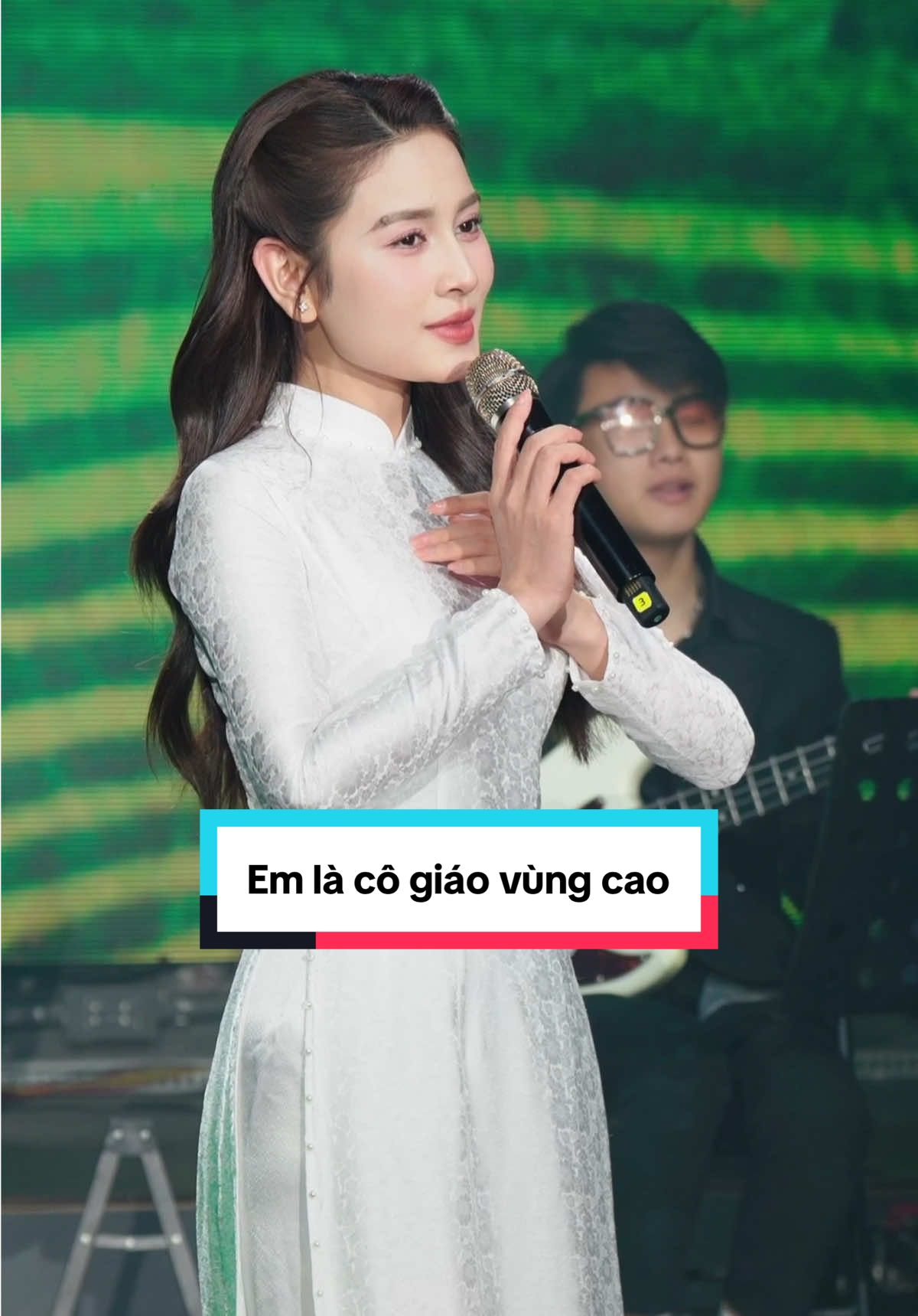 Tuổi xuân em qua theo những mùa ban nở Cõng chữ trồng người cho tươi sáng ngày mai💕  #hoaiphan #emlacogiaovungcao 