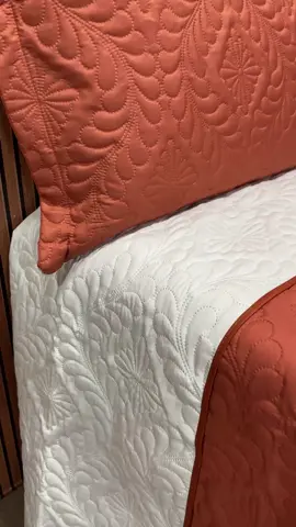 Mais que um Cobre Leito, um detalhe de elegância!  🧶 Linha Elegance, Matelado Ultrassônico e Dupla Face. ➡ Arrasta para o lado para ver os detalhes! Para quem vive o luxo do Bem-Estar! 🌟 📌 Para mais informações, fale com nossos atendentes pelo WhatsApp. 📲 (16) 93500-2000 #LuxEnxovais #LinhaElegance #ColeçãoElegance #CobreLeito #Kit #Enxoval #Bordado #Matelado #Colcha #ForroDeCama #Ibitinga #SãoPaulo #Sp #instagood #Love #3peças #beautiful #Quarto #Moderno #Elegante #QuartoCasal #feed #fashion #art #photooftheday