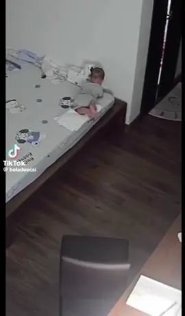 Rất nhiều trường hợp thương tâm bé bị ngã khỏi giường chấn thương sọ não , hay dập khí quản các mẹ lưu ý nha                                                         #xuhuongtiktok #thanhchangiuong 