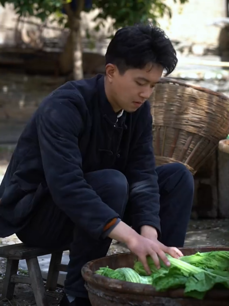 地里的芥菜吃不完，摘回来做成梅干菜，既好吃还方便保... #新农人计划2025 #记录我的农村生活 #我的乡村生活 #乡村味道 #乡村生活 #乡村守护人 #抖音美食推荐官 #amthuctrunghoa #cuocsongthuongngay #tastychina #tastyfood #chinesefood 