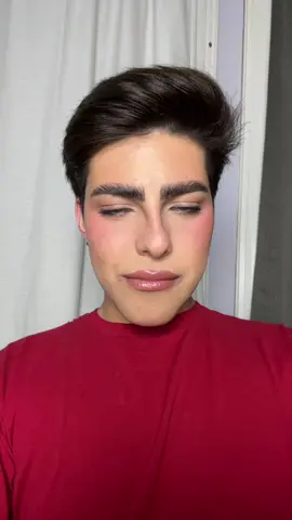 Ignoren las líneas de expresión de los ojos.