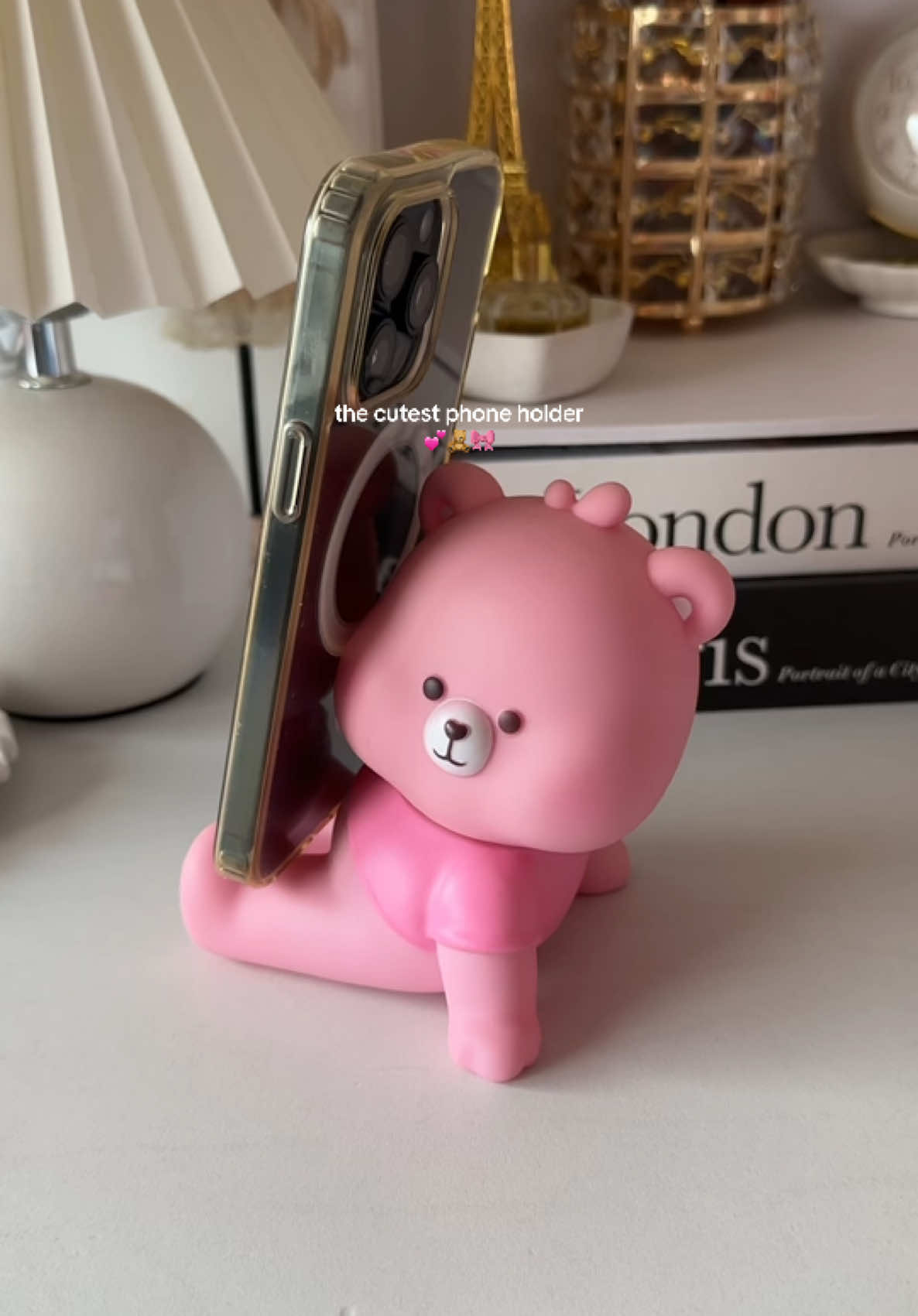 i just found the cutest phone holder 🎀🧸✨ #phoneholder #cellphoneholder #phonestand #bearphoneholder #beardisplay #decor #mobilephoneholder